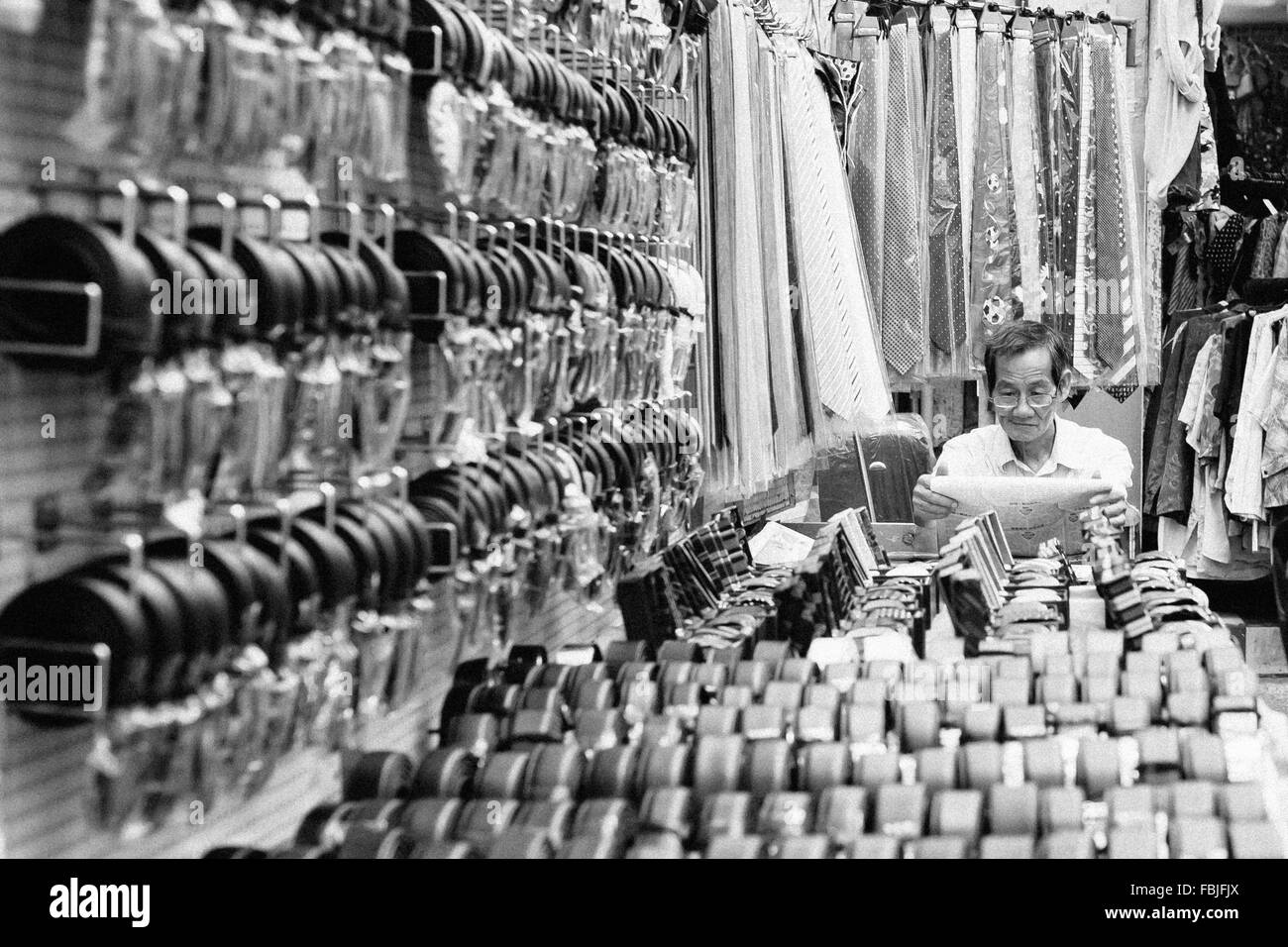HONG KONG - Ott 3: Unidentified hawker vendere beni in Fa Yuen Street, Mongkok, Hong Kong il 3 ottobre 2015. Foto Stock