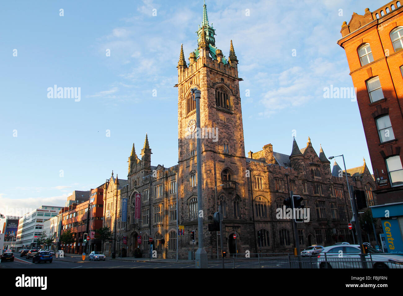 Vista sulla città di Belfast in Irlanda del Nord, con il Gruppo vecchio edificio e la torre Foto Stock