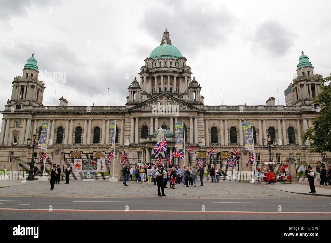 Il Belfast City Hall nel centro di Belfast, con la polizia e Regno Unito bandiera Foto Stock