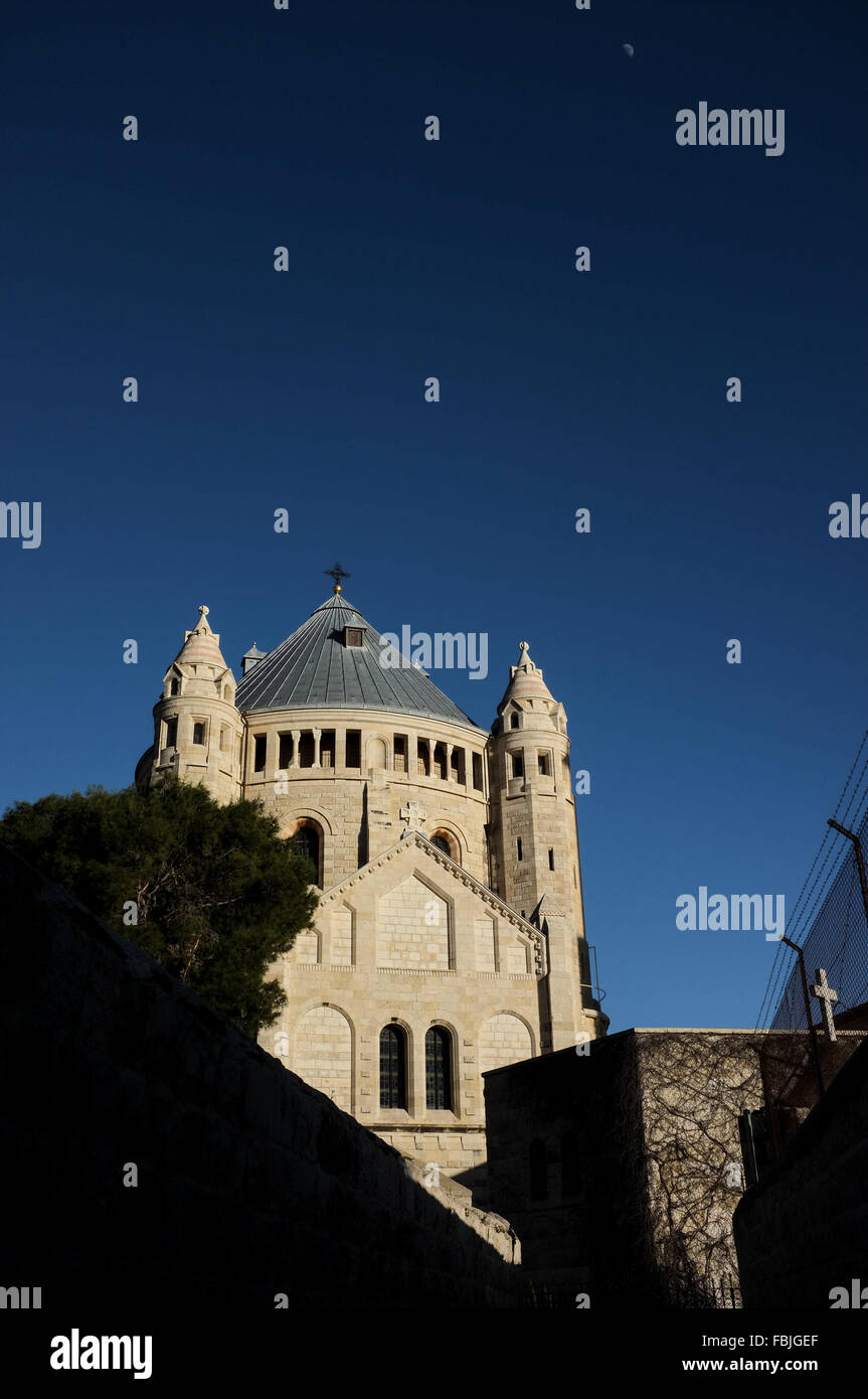 Gerusalemme, Israele. Il 17 gennaio, 2016. Una vista della Dormition Abbey sul monte Sion seguenti ebraico, anti-cristiano, cosparsa di graffiti sulle pareti di abbazia per tutta la notte. Questo è il quarto atto di vandalismo commessi contro l'abbazia negli ultimi anni e i quaranta quarto contro chiese e moschee dal dicembre 2009, secondo fonti di rabbini per i Diritti Umani. Credito: Nir Alon/Alamy Live News Foto Stock