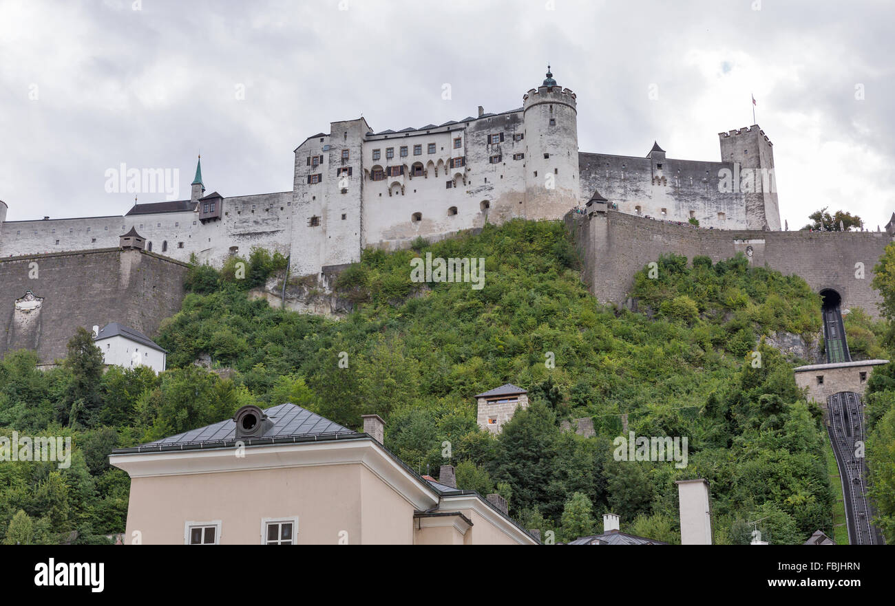 La città di Salisburgo con il castello di Hohensalzburg Festung, Salzburger Land, Austria. Uno dei più grandi castelli medievali in Europa è stato er Foto Stock