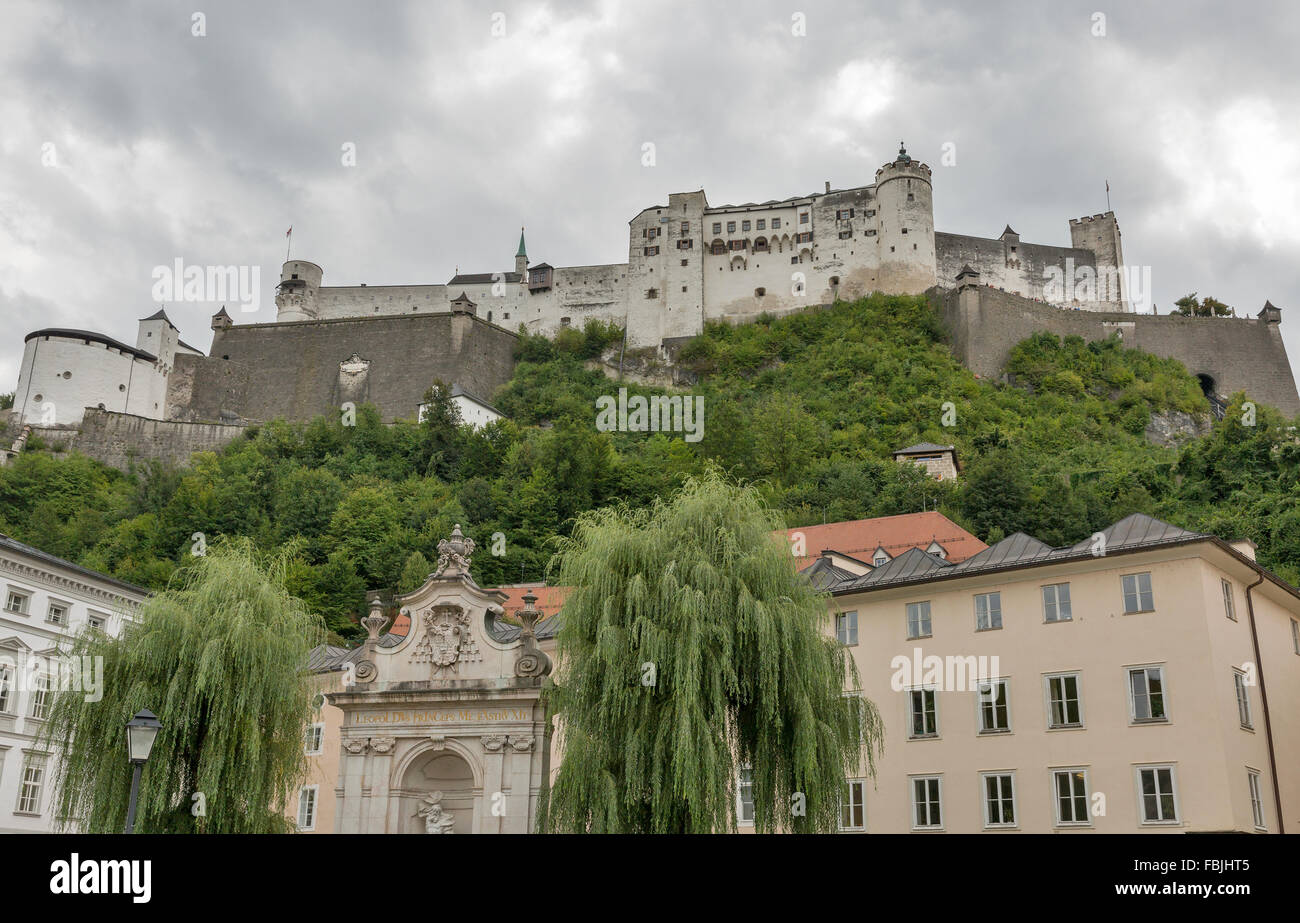 La città di Salisburgo con il castello di Hohensalzburg Festung, Salzburger Land, Austria. Uno dei più grandi castelli medievali in Europa è stato er Foto Stock