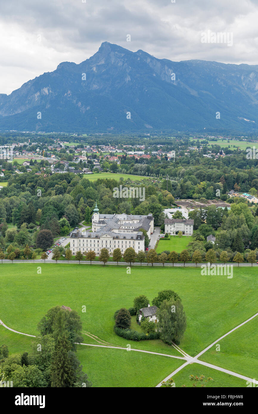 Periferia di Salisburgo in Austria, guardando fuori verso le origini delle Alpi. Foto Stock