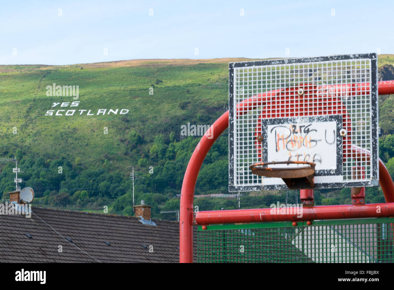Grande sì Scozia lettere adornano la montagna nera a Belfast. Foto Stock