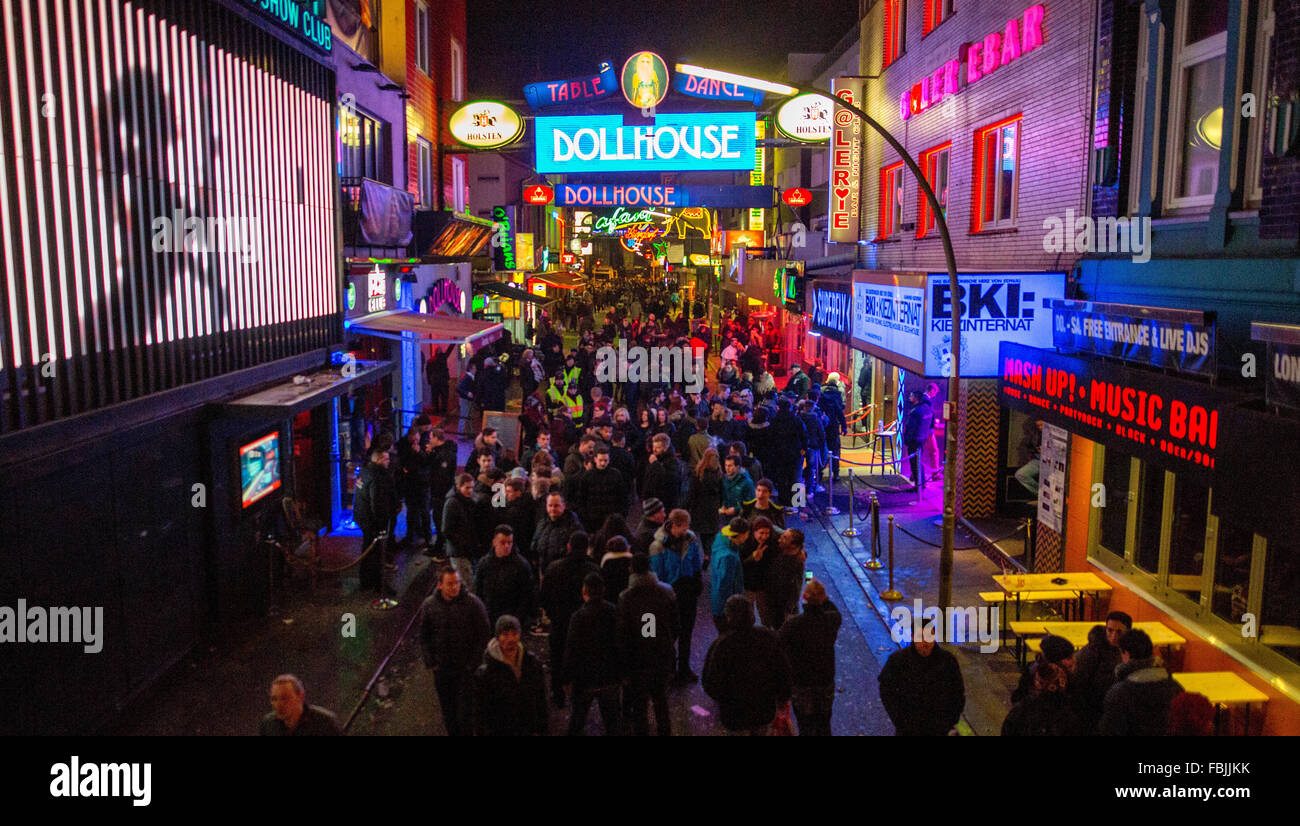 Amburgo, Germania. Xvii gen, 2016. Visitatori passeggiata attraverso il quartiere Reeperbahn Amburgo, Germania, 17 gennaio 2016. Amburgo la polizia ha intensificato di arresto e delle operazioni di ricerca ad Amburgo la luce rossa e il quartiere dei divertimenti. Foto: Axel Heimken/dpa/Alamy Live News Foto Stock