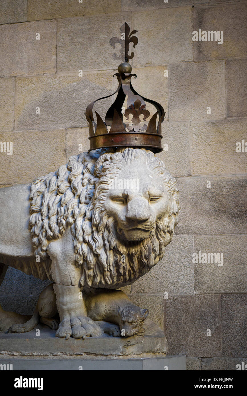 Firenze. L'Italia. Lion indossando una corona nel cortile del Museo Nazionale del Bargello. Foto Stock