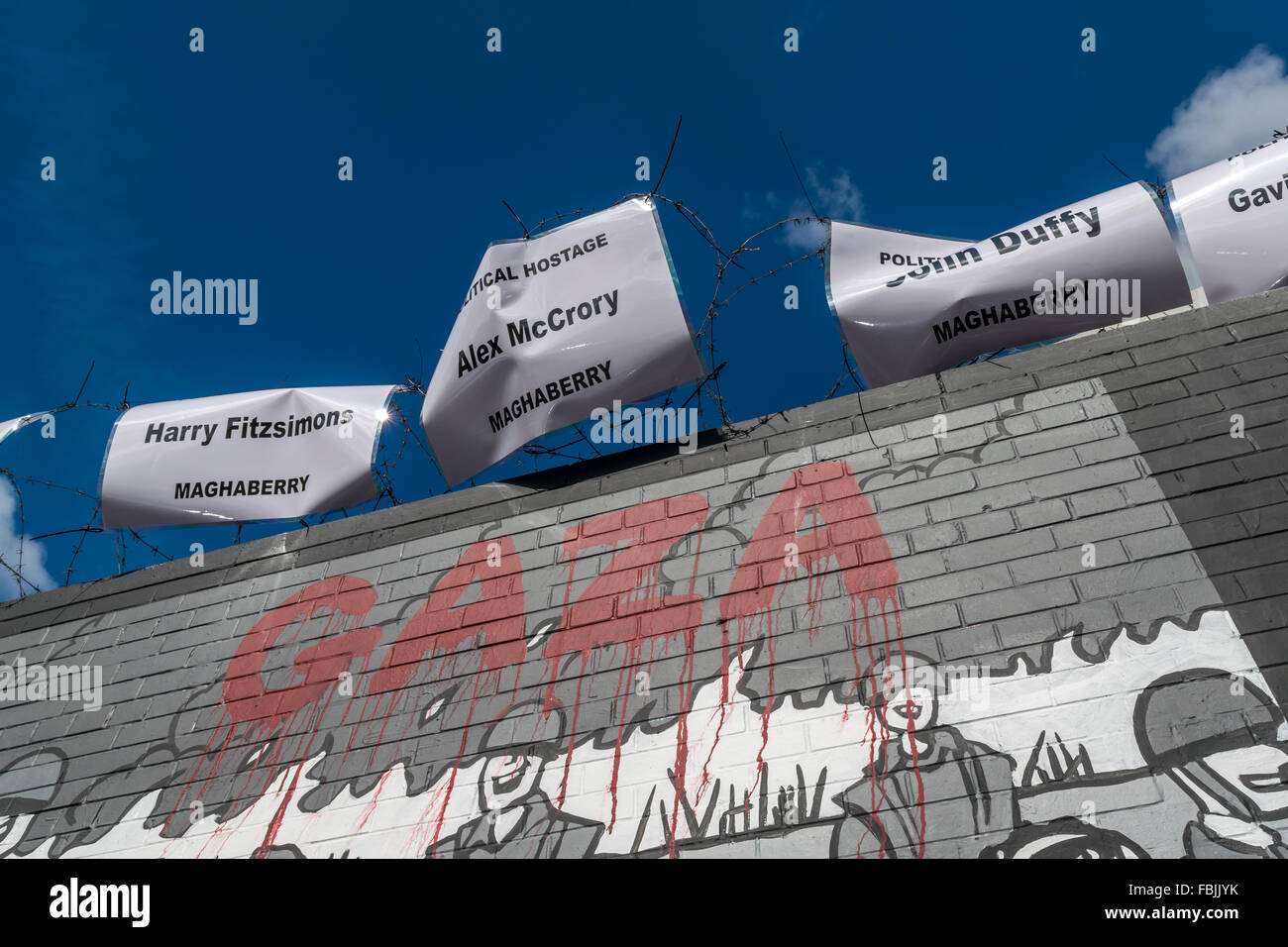 Repubblicana irlandese nomi prigioniero sulla parete internazionale situato su Belfast la strada scende al di sopra di un murale che mostra il supporto per la Striscia di Gaza Foto Stock