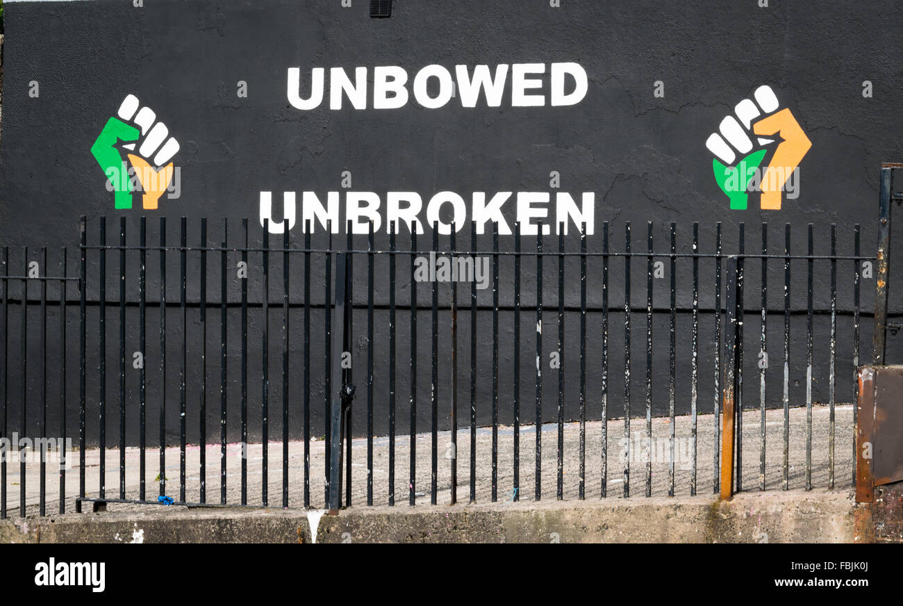 Una chiusura della scrittura su un repubblicano irlandese murale POW nella nuova area del lodge di Belfast. Foto Stock