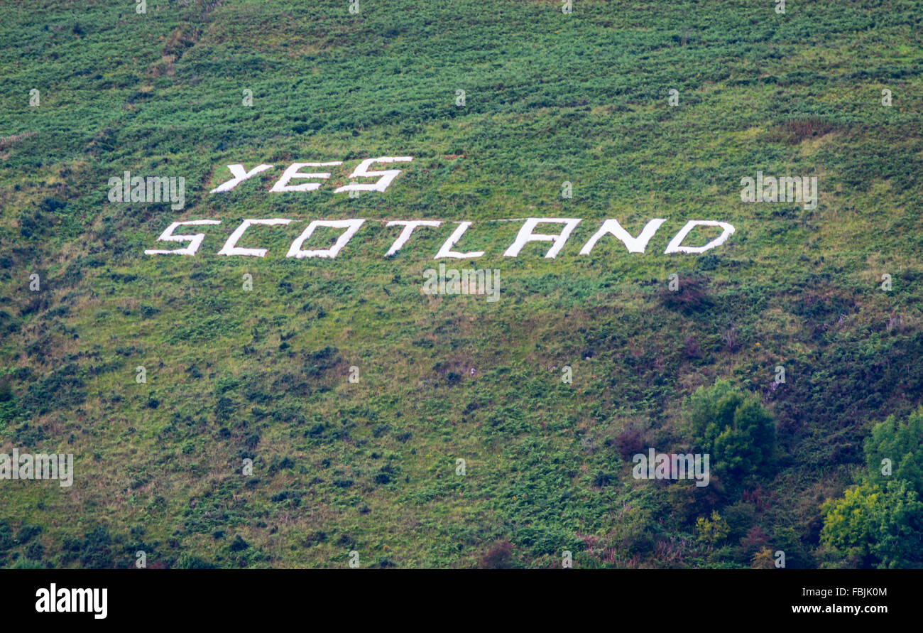 Grande sì Scozia lettere appuntata a Belfast la montagna nera durante la Scozia del voto per l indipendenza dalla Gran Bretagna. Foto Stock