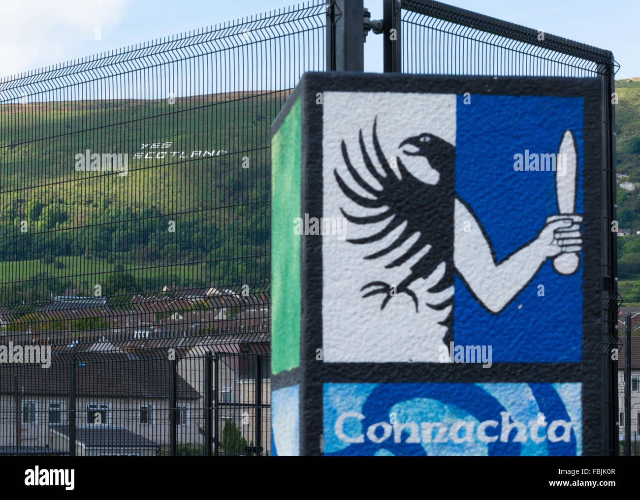 La provincia irlandese Connacht crest dipinta su un post a Belfast con sì Scozia sulla montagna nera Foto Stock