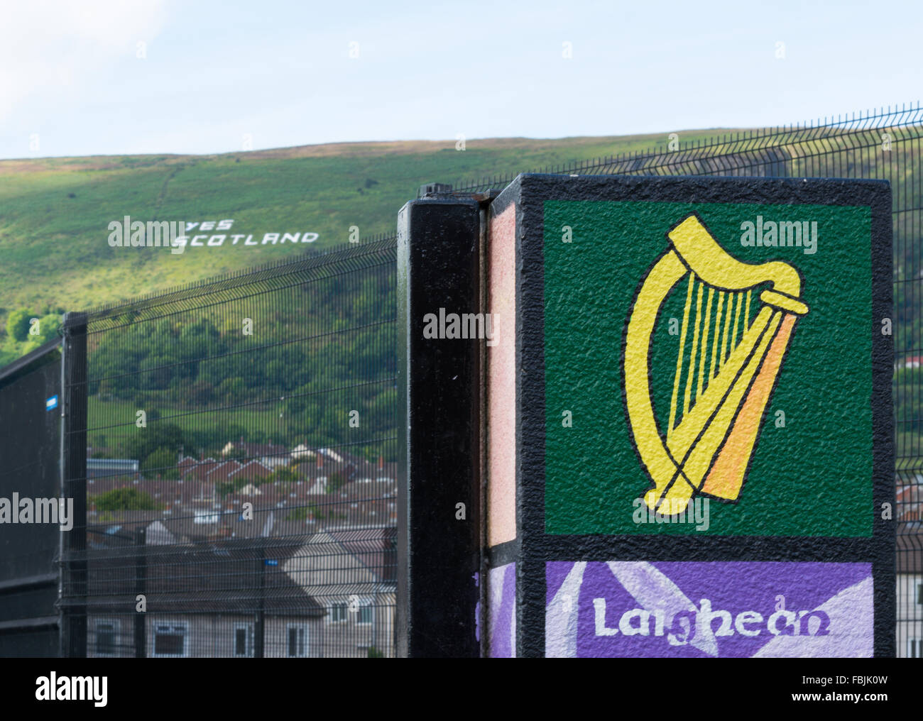 La provincia irlandese Leinster crest dipinta su un post a Belfast con sì Scozia sulla montagna nera Foto Stock