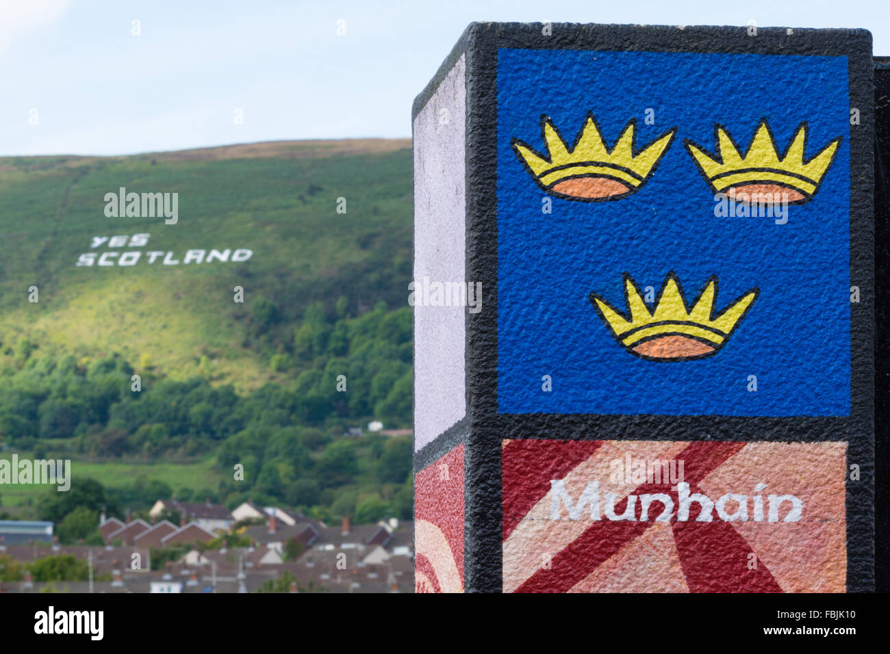 La provincia irlandese Munster crest dipinta su un post a Belfast con sì Scozia sulla montagna nera Foto Stock