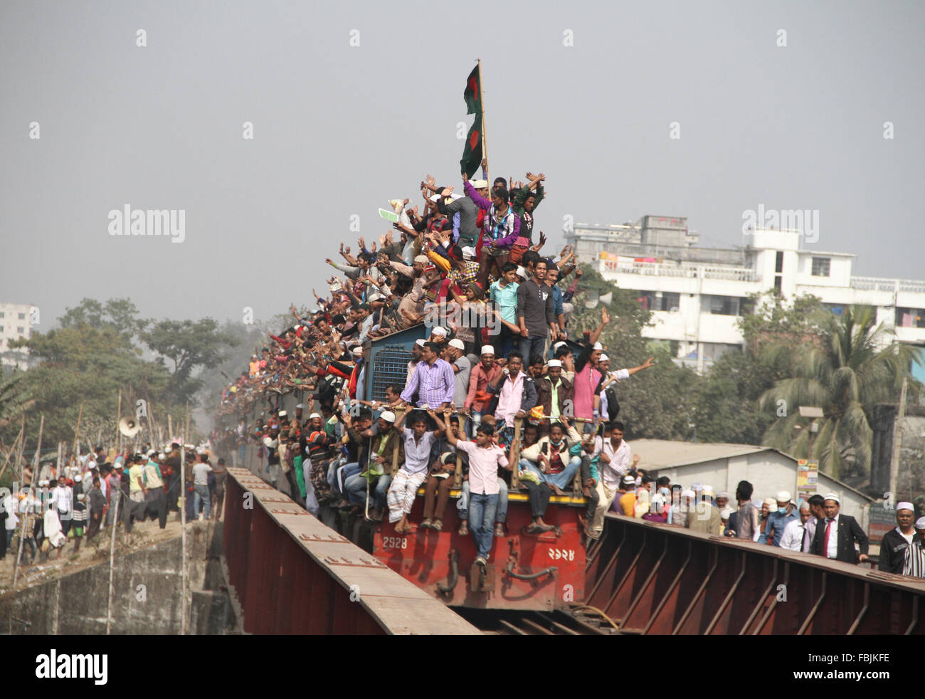 Dacca in Bangladesh. Il 17 gennaio, 2016. I partecipanti musulmani ride su un treno sovraffollato in seguito alla conclusione del mondo musulmano Congregazione, noto anche come Biswa Ijtema, a Tongi a Dhaka, nel Bangladesh. Islamico evento annuale Biswa Ijtema seconda fase si è conclusa con la preghiera conclusiva come Akheri Munajat, in cerca di benessere spirituale e il benessere della Ummah musulmana. Svariati milioni di devoti hanno partecipato all'Akheri Munajat intorno al globo. Credito: Rehman Asad/Alamy Live News Foto Stock