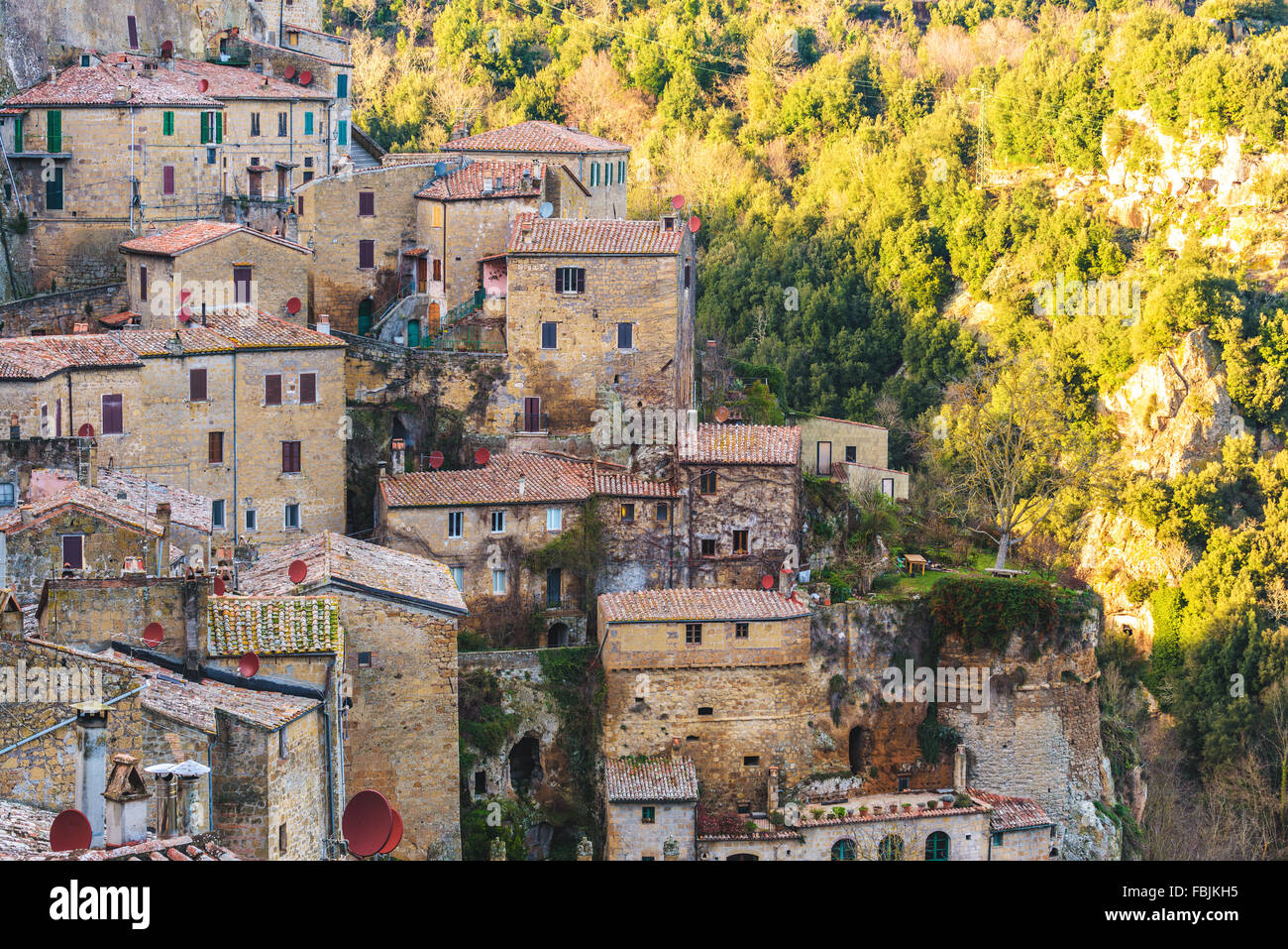 Edifici medievali nella città etrusca, Sorano. Foto Stock