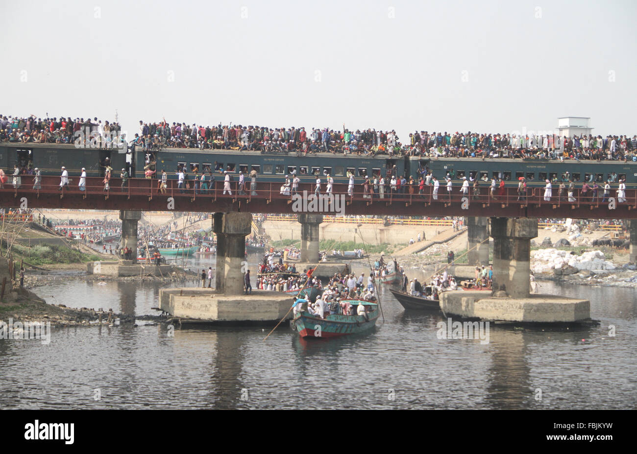 Dacca in Bangladesh. Il 17 gennaio, 2016. I partecipanti musulmani ride su un treno sovraffollato in seguito alla conclusione del mondo musulmano Congregazione, noto anche come Biswa Ijtema, a Tongi a Dhaka, nel Bangladesh. Islamico evento annuale Biswa Ijtema seconda fase si è conclusa con la preghiera conclusiva come Akheri Munajat, in cerca di benessere spirituale e il benessere della Ummah musulmana. Svariati milioni di devoti hanno partecipato all'Akheri Munajat intorno al globo. Credito: Rehman Asad/Alamy Live News Foto Stock