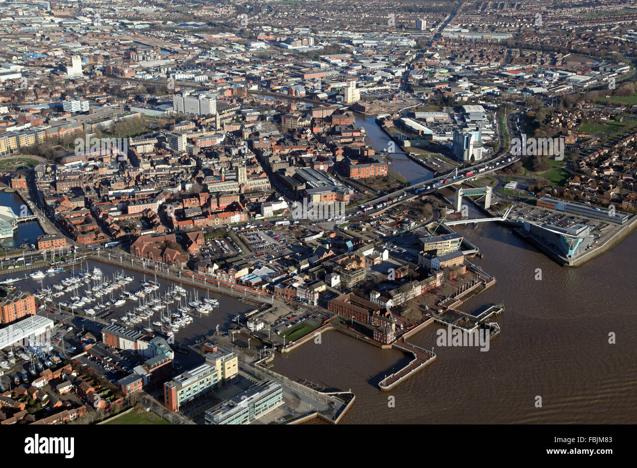 Vista aerea del centro di Hull, Marina, barriera di marea, il Deep & Fiume Hull, Regno Unito Foto Stock