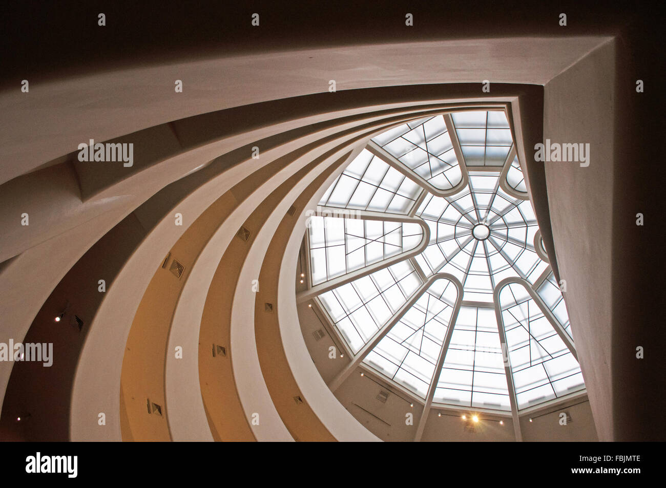 New York, Stati Uniti d'America: rampa a spirale e cupola trasparente in Museo Guggenheim, arte Foto Stock