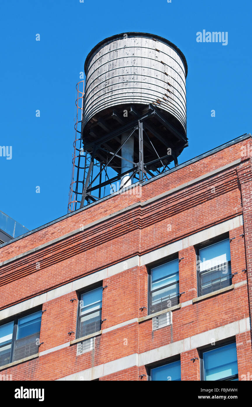 New York, Stati Uniti d'America: iconica torre di acqua su un tetto Foto Stock