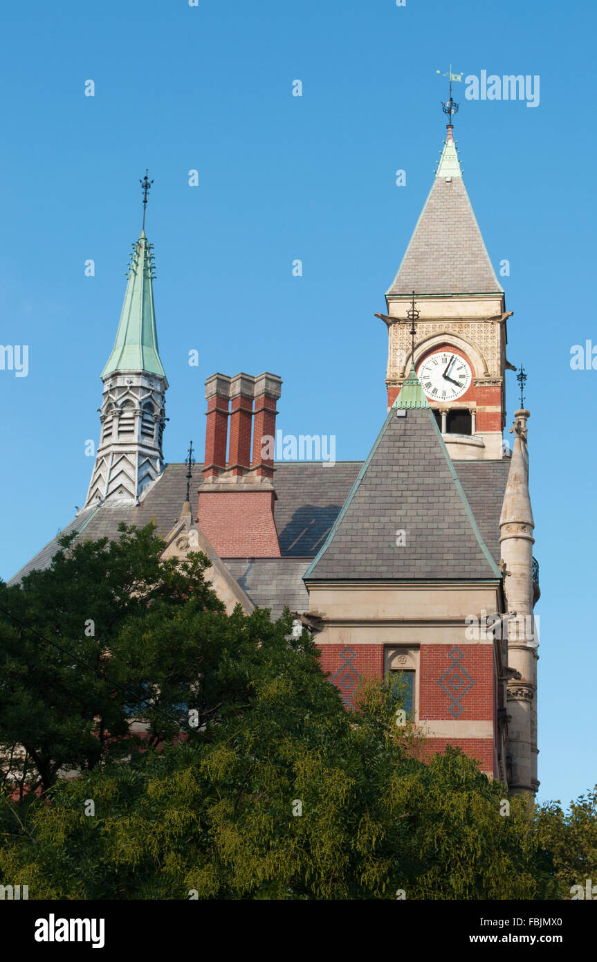 New York, Stati Uniti d'America: il Jefferson Ramo di mercato, la Biblioteca Pubblica di New York, una volta noto come il Jefferson Market Courthouse, nel Greenwich Village Foto Stock