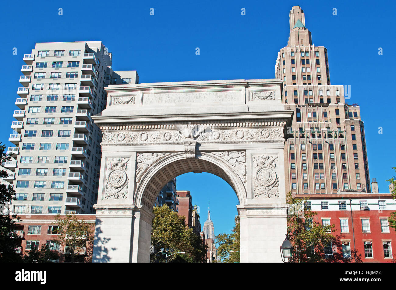 New York, Stati Uniti d'America: skyline, grattacieli e Washington Square Arch visto da Washington Square Park Foto Stock