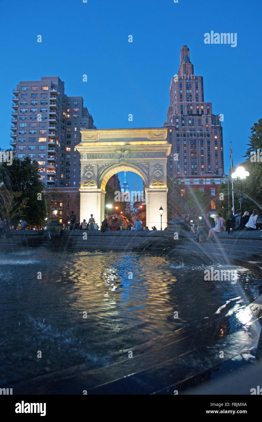 New York, Stati Uniti d'America: skyline di notte, grattacieli e Washington Square Arch con la fontana a Washington Square Park Foto Stock