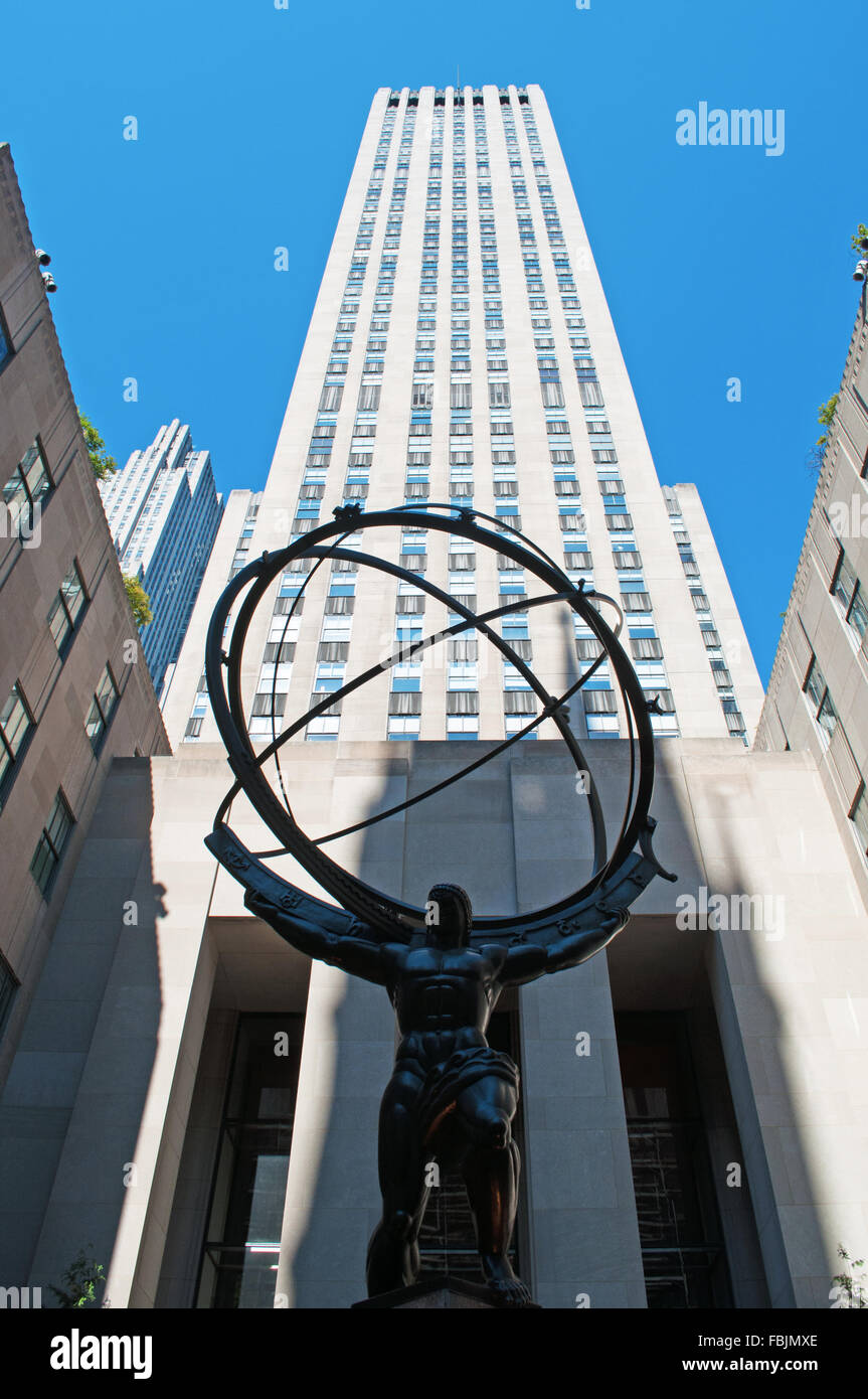 New York, Stati Uniti d'America: Atlas, una statua di bronzo creato dallo scultore Lee Lawrie, nella parte anteriore del Rockefeller Center Foto Stock