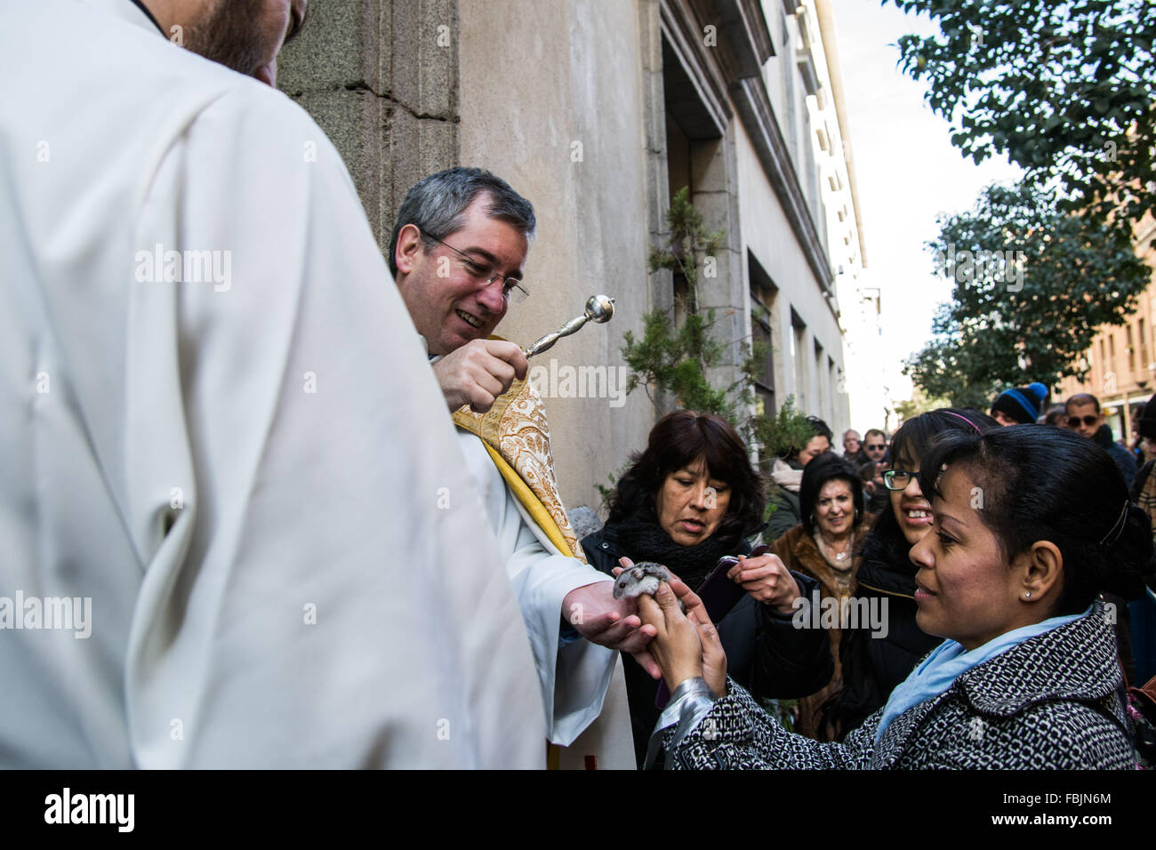 Madrid, Spagna. Xvii gen, 2016. Un sacerdote la benedizione di un paio di criceti durante celebra la festa di San Antonio durante la celebra la festa di San Antonio, persone raccolte in San Anton Chiesa, Madrid, per ottenere i loro animali domestici beata. Credito: Marcos del Mazo/Alamy Live News Foto Stock