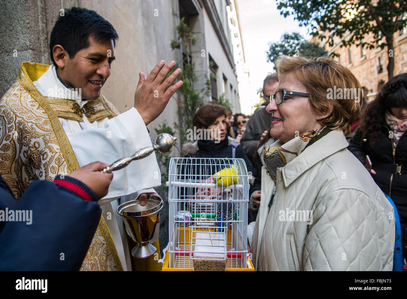 Madrid, Spagna. Xvii gen, 2016. Un sacerdote la benedizione di un paio di uccelli durante la celebra la festa di San Antonio durante la celebra la festa di San Antonio, persone raccolte in San Anton Chiesa, Madrid, per ottenere i loro animali domestici beata. Credito: Marcos del Mazo/Alamy Live News Foto Stock