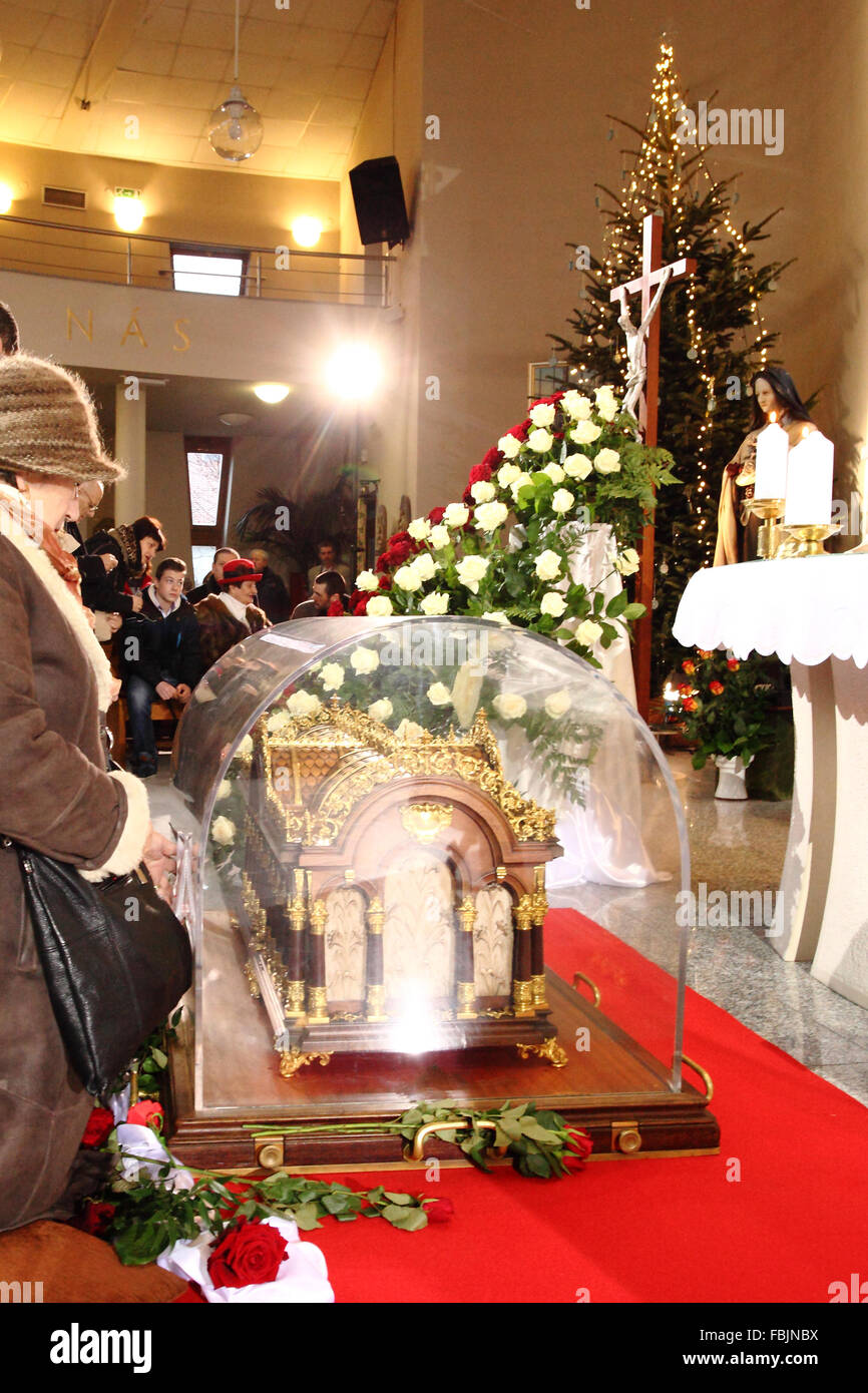 Un adoratore paga rispetta le reliquie di santa Teresa di Lisieux a Madonna dei Sette Dolori chiesa, Bratislava, Slovacchia. Foto Stock