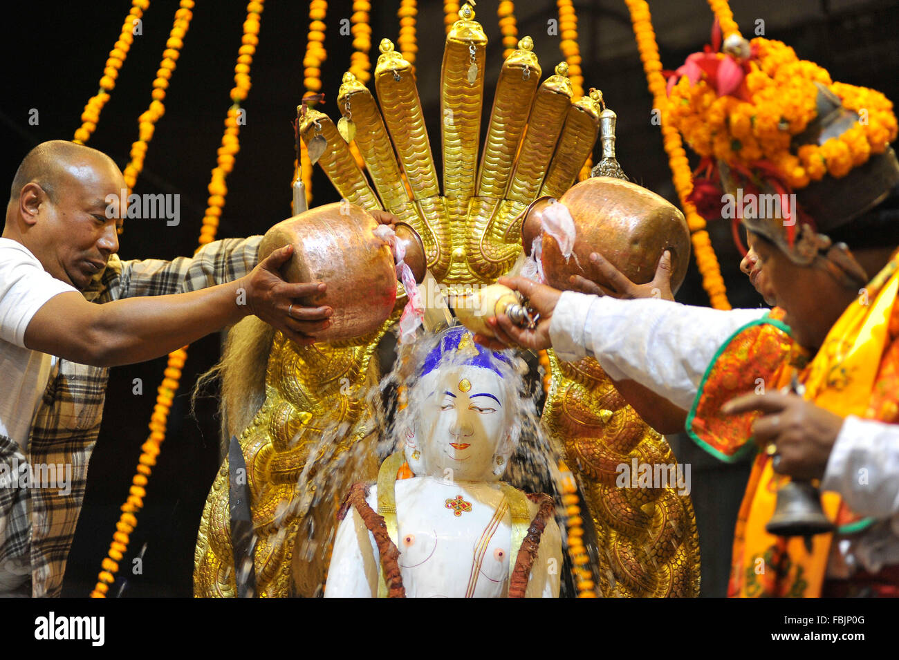 Kathmandu, Nepal. Xvii gen, 2016. Sacerdoti nepalese eseguire un rituale annuale cerimonia di balneazione del Dio Eterno Seto Machindranath in Janabahal, Kathmandu, Nepal. © Narayan Maharjan/Alamy Live News Foto Stock