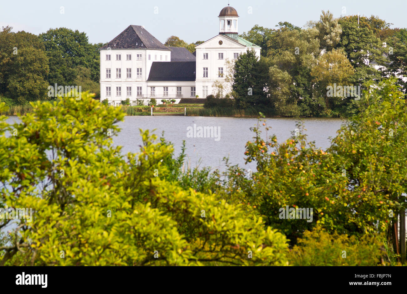Palazzo Grasten in Jutland, Danimarca utilizzato come residenza estiva della famiglia reale visto da su un lago dietro il palazzo. Foto Stock