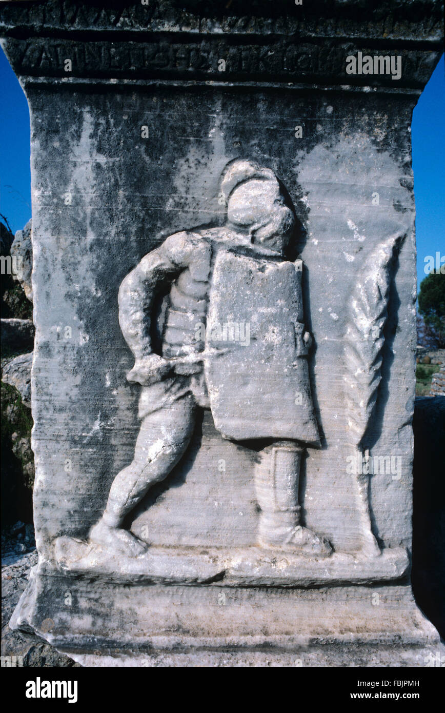 Gladiatore romano, scultura scultura in pietra o Bas-Relief sul marmo Street, Efeso, Selçuk, Turchia. Gladiator portante di scudo e di indossare il casco. Foto Stock