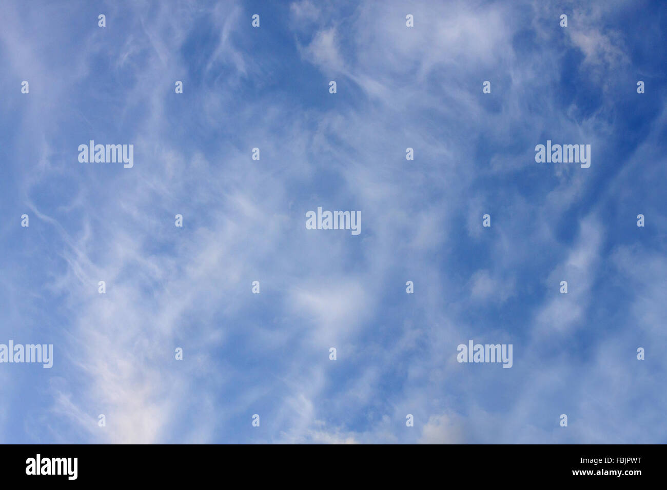 Nuvole bianche in un cielo blu sullo sfondo Foto Stock