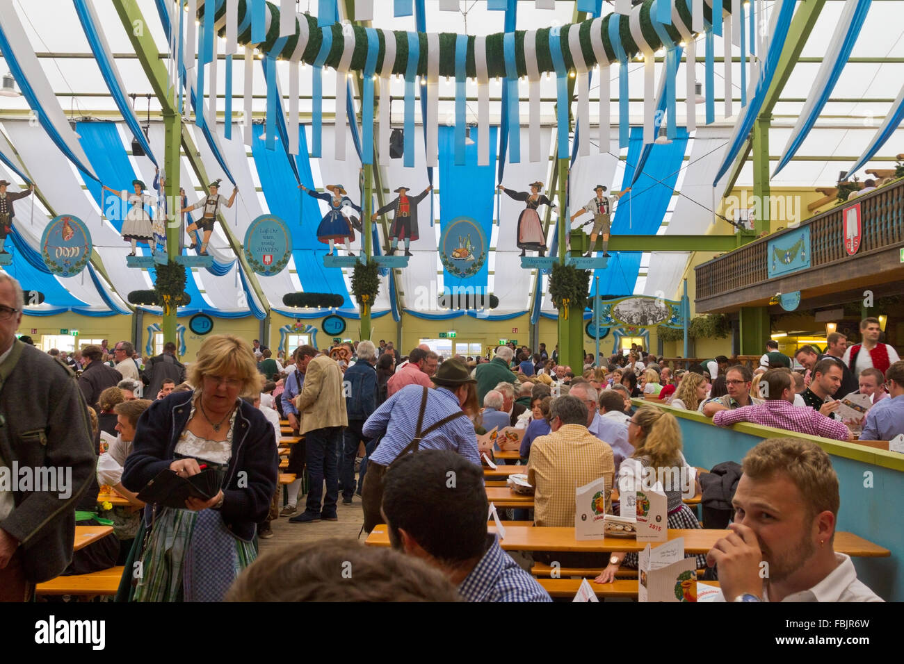 Enorme folla in un gigante di birra tenda godendo Oktoberfest a Monaco di Baviera, Germania Foto Stock