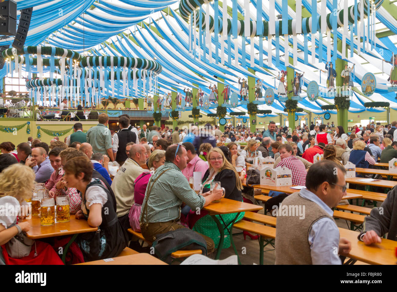 Enorme folla in un gigante di birra tenda godendo Oktoberfest a Monaco di Baviera, Germania Foto Stock