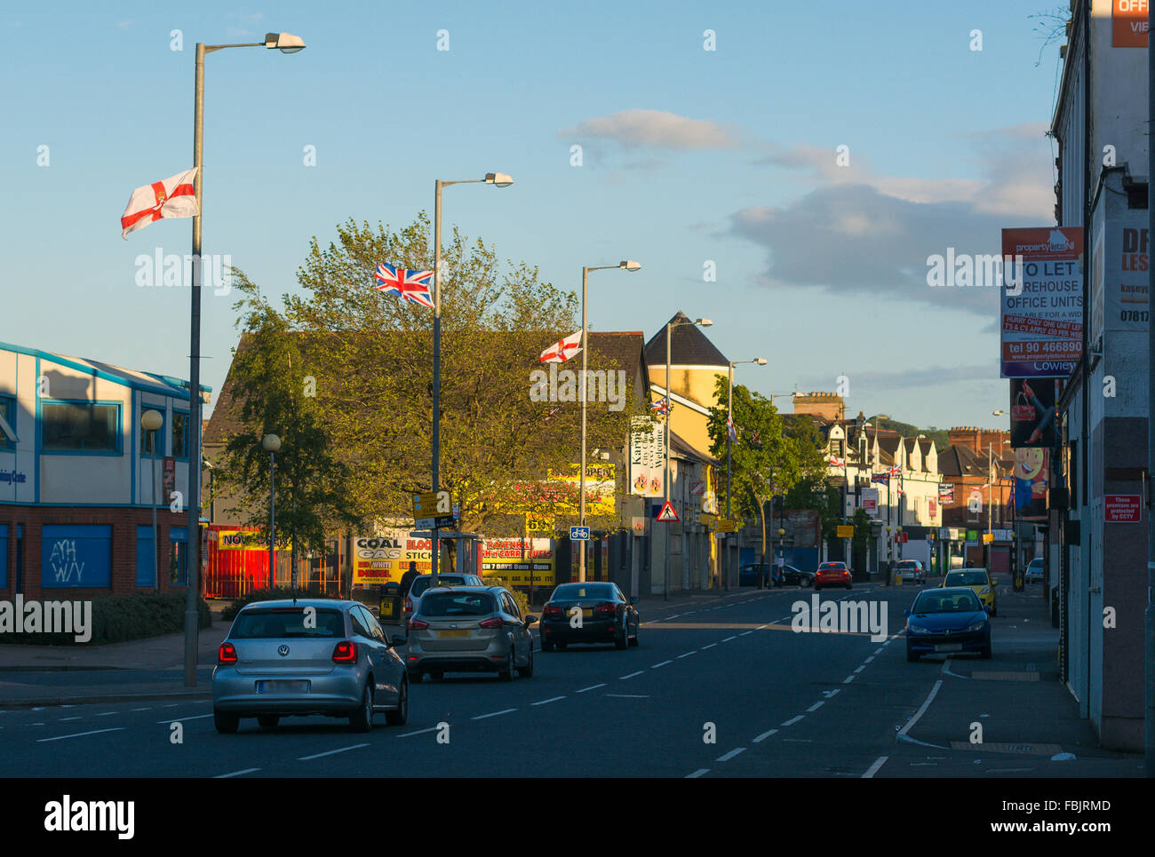 Bandiere volare da lampioni a Belfast il Ravenhill area stradale. Foto Stock