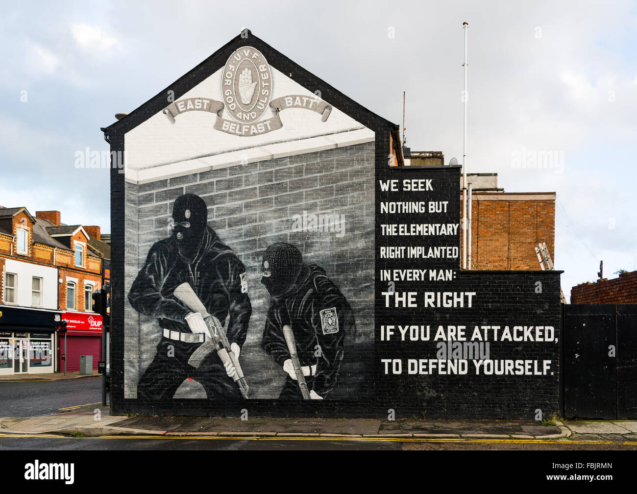Un grande murale UVF su un timpano parete di estremità sulla strada Newtonards area di East Belfast. Foto Stock