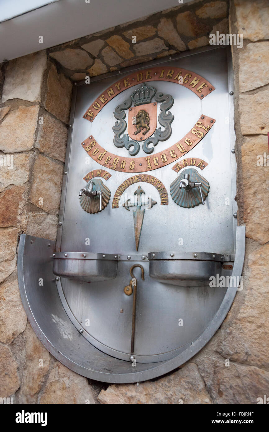 La famosa fontana di vino presso le Bodegas Irache a Ayegui - Navarra, Spagna. Foto Stock