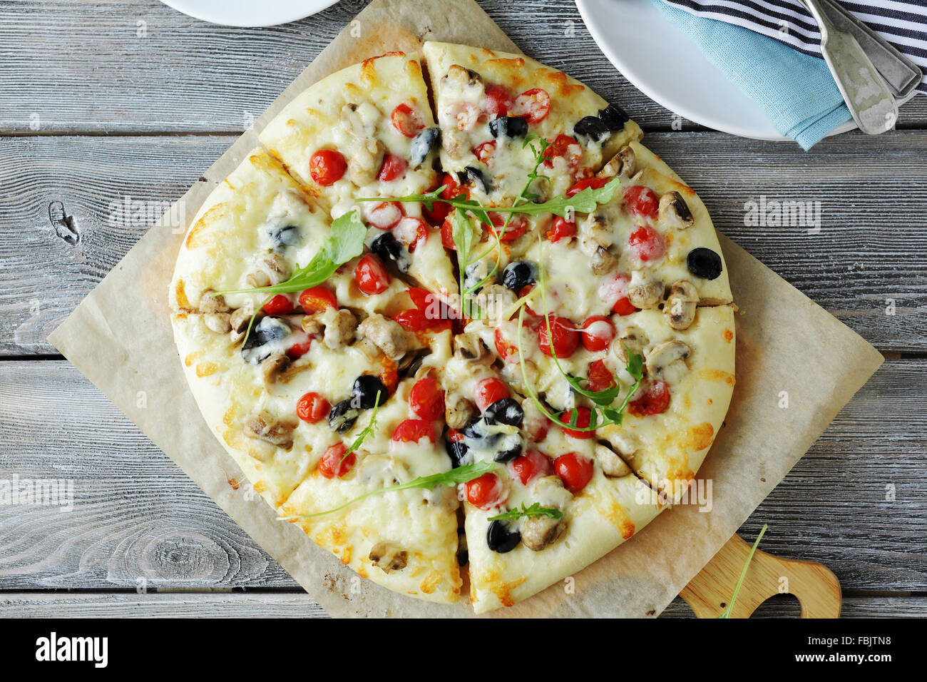 Pizza calda con funghi e olive,fast food Foto Stock