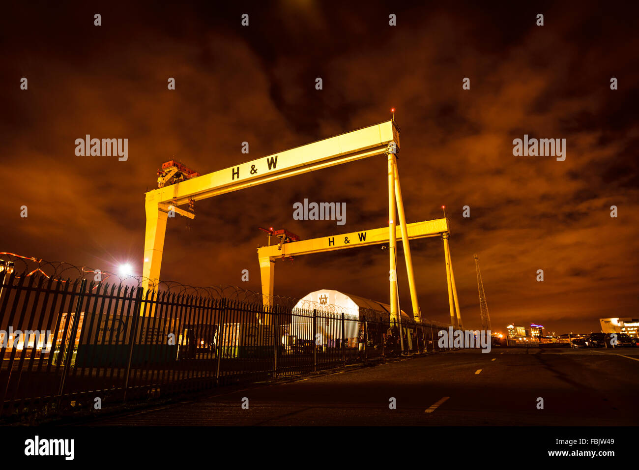 Un tempo di notte fotografia della enorme Harland e Wolff gru nel cantiere navale di Belfast dove Titanic nave fu costruito. Foto Stock