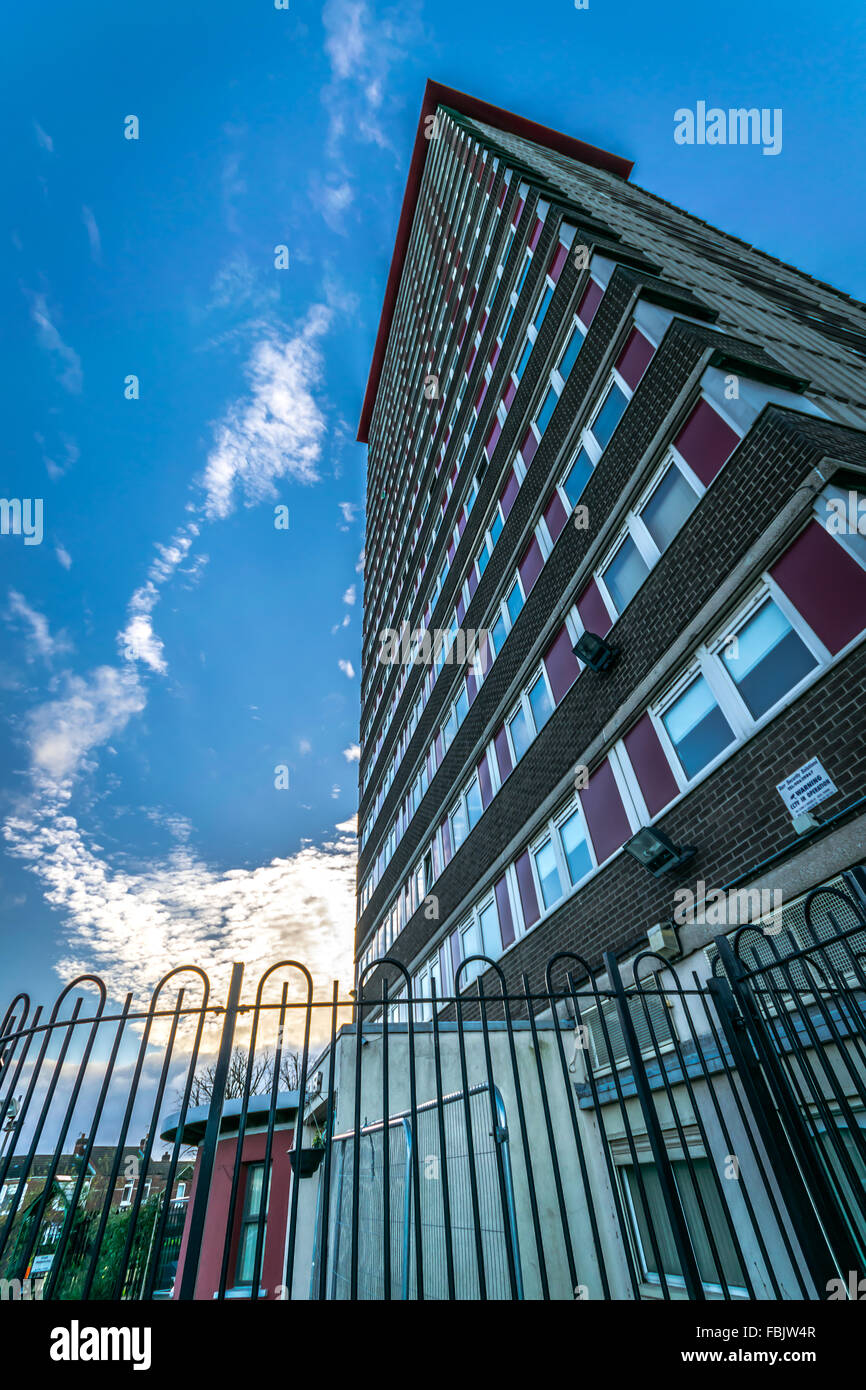 Montante foto del grande torre Divis complesso residenziale ai piedi di Belfast cade dell'area stradale. Foto Stock