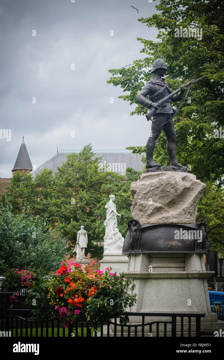 Statue stand tall nella motivazione di Belfast è unica e famosa in tutto il mondo municipio edificio Foto Stock