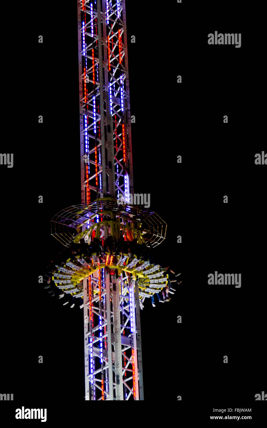 Carnival ride sui terreni della Oktoberfest a Monaco di Baviera, Germania Foto Stock