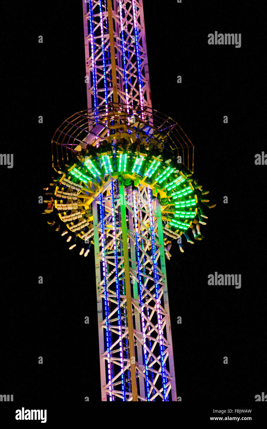 Carnival ride sui terreni della Oktoberfest a Monaco di Baviera, Germania Foto Stock