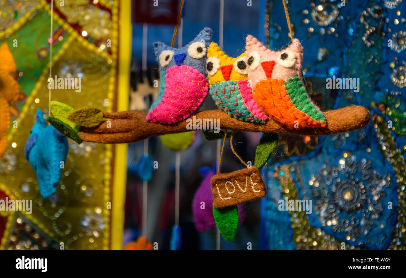 Piccolo gufo farcite giocattoli arroccato su un piccolo segno di amore di lettura in vendita presso un irlandese Mercato coperto a Belfast Foto Stock