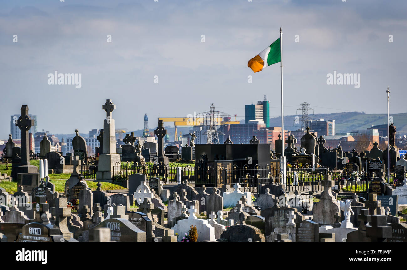 Il Tricolore irlandese vola da un polo bianco nel cimitero di Milltown nel cuore della parte occidentale di Belfast vicino a Falls Road. Foto Stock