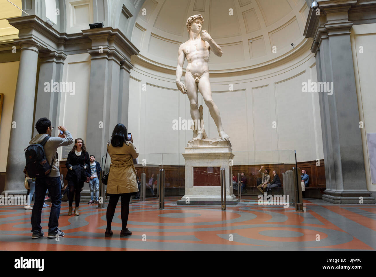 Firenze. L'Italia. Turisti visitano Michelangelo della statua del David alla Galleria dell'Accademia. Galleria dell'Accademia di Firenze. Foto Stock