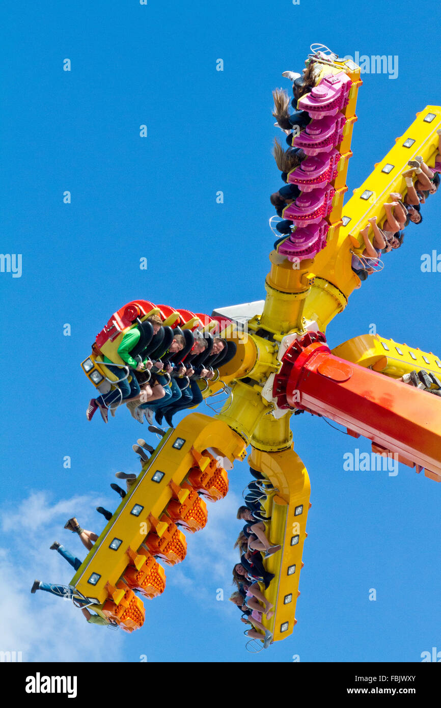 Carnival ride sui terreni della Oktoberfest a Monaco di Baviera, Germania Foto Stock