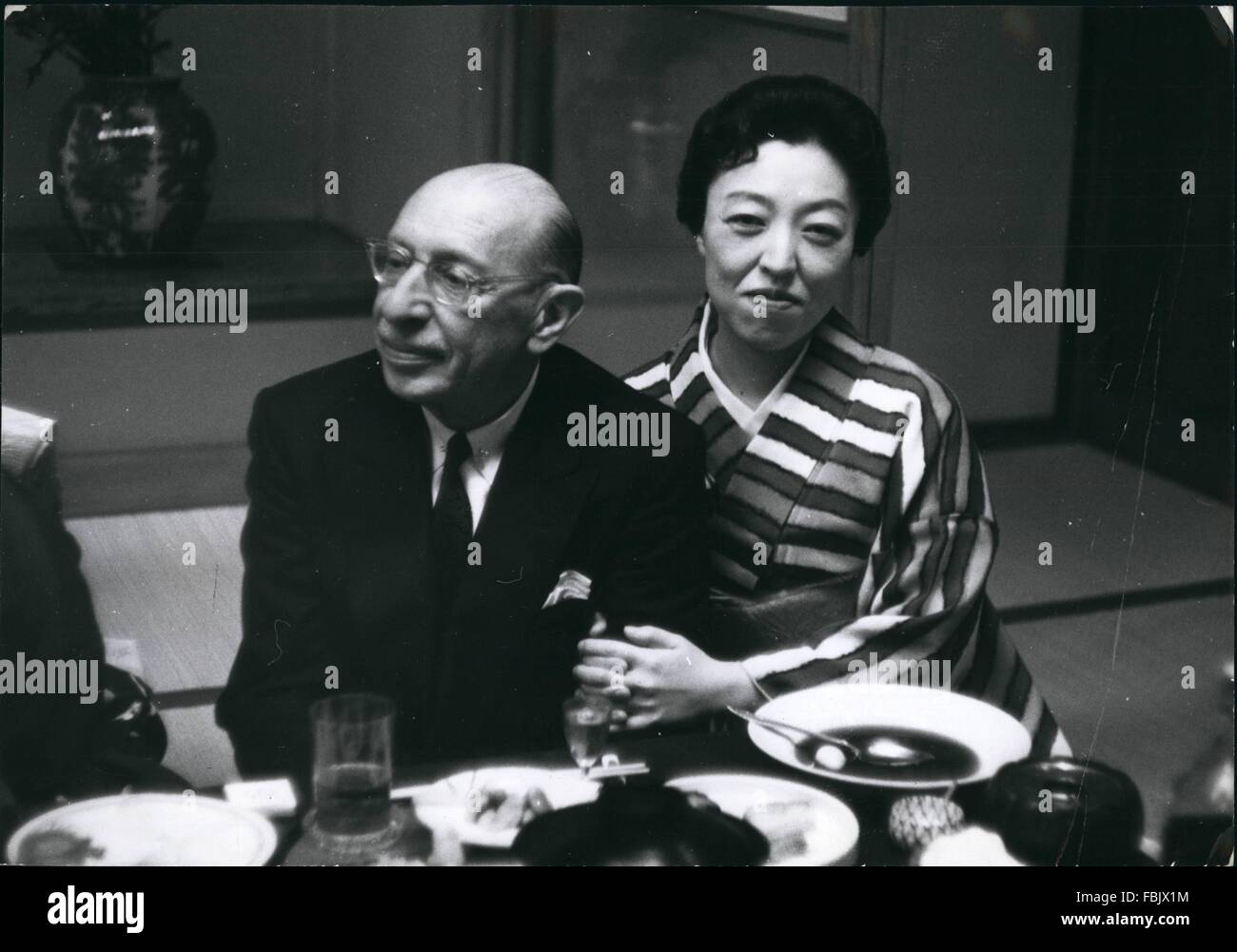 1962 - Igor Stravinsky con le geishe. Igor Stravinsky, il celebre compositore e direttore, che è attualmente in Giappone per dirigere la NHK Televisione e Radio Symphony Orchestra di Osaka Festival internazionale, è visibile a livello di una Geisha party dato nel suo e la Sig.ra Stravinsky' onore a Tokyo Geisha house. Mostra fotografica di Igor Stravinsky con la celebre Geisha denominati hanko durante la cena Giapponese. © Keystone Pictures USA/ZUMAPRESS.com/Alamy Live News Foto Stock