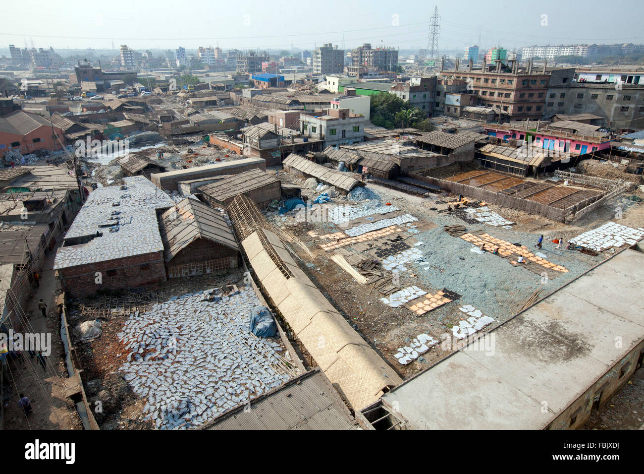 Dacca in Bangladesh 11 Gennaio 2016: shot areale di Hazaribagh conceria a Dhaka il 11 gennaio, 2016. Industrie Ministro Amir Hossain Amu ha ordinato ai proprietari di conceria di spostare i loro stabilimenti entro 72 ore da Hazaribagh alla pelle città industriale a Savar nella periferia di Dhaka. Dhaka's area Hazaribagh, ampiamente conosciuto per la sua industria di conceria, è stato elencato come uno dei dieci migliori luoghi inquinati sulla terra con 270 concerie registrati in Bangladesh e intorno al 90-95 percento sono situati in corrispondenza di Hazaribagh impiegando 8.000 a 12.000 persone. Foto Stock